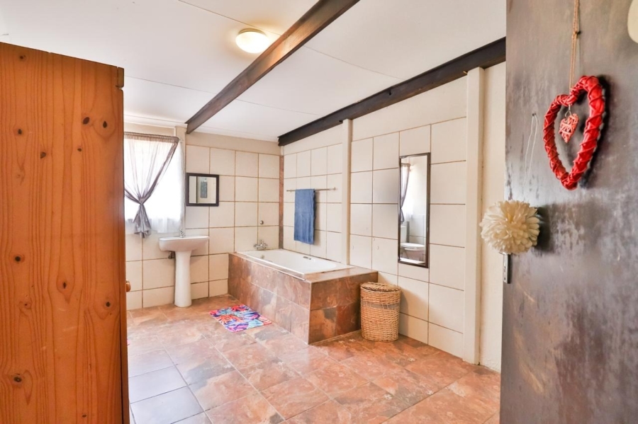 5 Bedroom Property for Sale in Donkerhoek A H North West